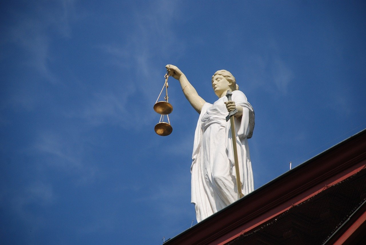 Gerichtsvollzieher Einstellungstest; Justitiastatue auf dem Gerichtsgebäude